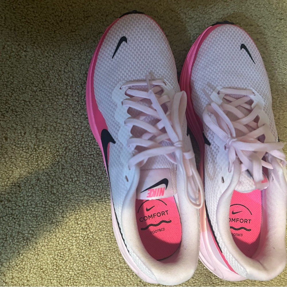 Nike Women's Athletic Shoes in Pink and White - Picture 2 of 6